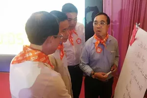 Cha và con trai tham gia ngăn ngừa bạo lực trong gia đình