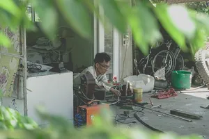 Chuyện đời của người thợ chỉ có thể nằm để làm việc