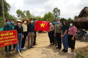 Bộ đội lên rừng căng bạt lập chốt chống dịch