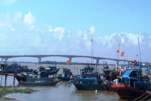 Đi đánh lưới phát hiện 1 tử thi nổi trên sông