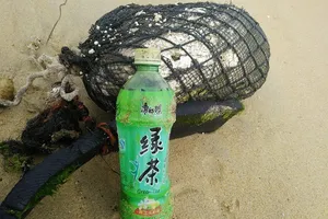 10 km bờ biển ngổn ngang vỏ chai nhãn Trung Quốc