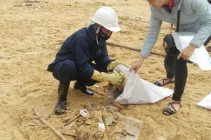 Thu gom 200 tấn rác tấp vào bờ biển Quảng Nam