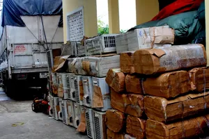 Nhiều vải, máy móc không nguồn gốc trên hai xe tải