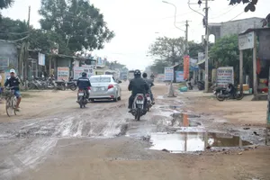 Dân đặt 'biển báo lạ' vì sợ… xe lao vào nhà