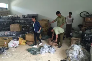 Bắt cả trăm thiết bị ô tô 'lậu' trên đường ra Bắc