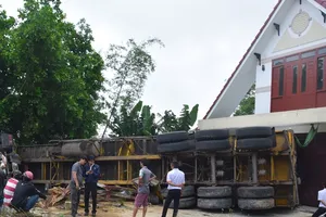 Xe đầu kéo quất đuôi vào nhà dân, chủ xe nhập viện