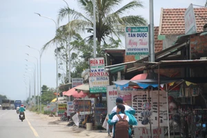 Biển hiệu kinh doanh “nuốt” vỉa hè