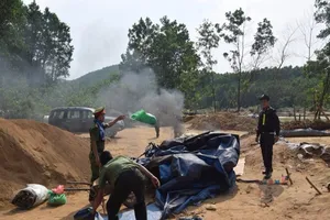 Phá hủy nhiều máy móc của phu vàng