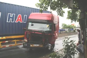 Va xe tải, đầu container lìa khỏi thân