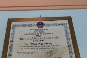 Bí thư có 4 năm sinh xin trả lại huy chương