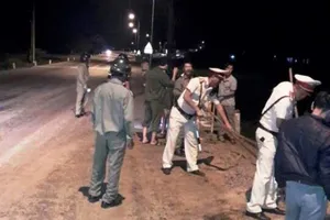 Bã đậu trên quốc lộ làm nhiều người trượt ngã