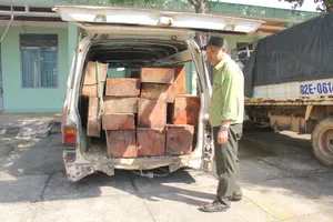 Tài xế xe biển xanh đạp cửa bỏ chạy khi bị kiểm tra