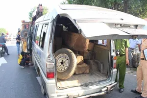 Phụ xe khách bị gỗ lậu chèn tử vong