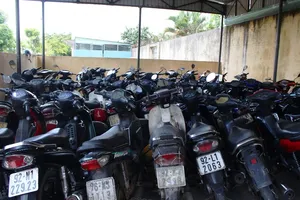 Tạm giữ 52 xe gắn máy của nhóm đá gà ăn tiền