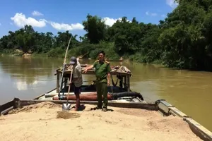 Bắt ghe hút cát trái phép trên sông Yên