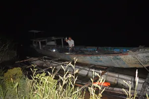 Chở gỗ lậu bị cảnh sát truy đuổi, nhảy sông trốn thoát