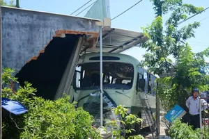 Bị húc đuôi, xe buýt đâm sập tường nhà dân