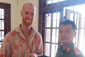 Du khách Úc nhận lại tài sản hơn trăm triệu đồng