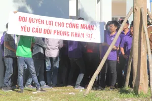 Công nhân ngừng việc tập thể để đòi quyền lợi