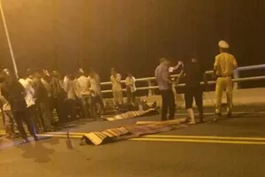 Xe máy đối đầu trên cầu Giao Thủy, 2 thanh niên tử vong