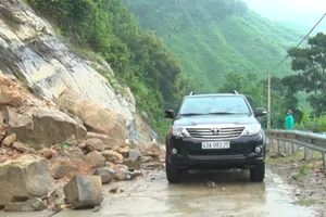 Sạt lở đất rơi xuống đường khiến giao thông ùn tắc