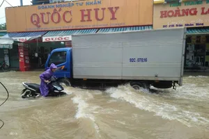 Núi lở vùi hai người đang chạy xe máy