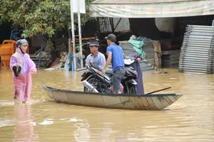 Kiếm tiền triệu nhờ chở người qua vùng ngập lũ
