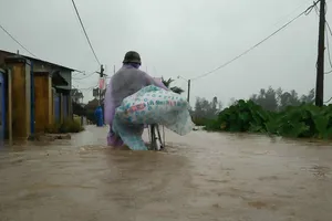 Đoàn công tác Thành ủy TP.HCM đến Quảng Nam cứu trợ 