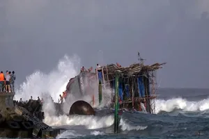 44 thuyền viên gặp nạn lúc đưa tàu đi tránh bão