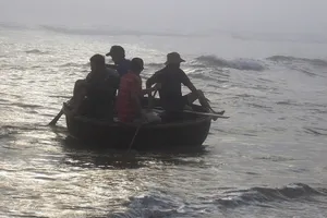 Máy trên thuyền thúng vẫn nổ nhưng ngư dân thì mất tích