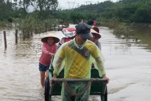 Chở xe qua đoạn lũ kiếm tiền triệu