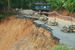 Ảnh: Rùng mình qua đoạn đường lở núi