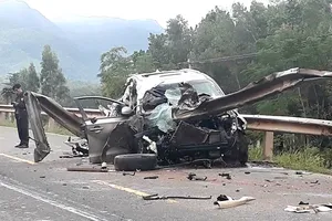 Tông vào taluy bên đường, 4 người trên ô tô thương vong