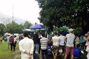 Người dân đội mưa xem xử vụ giết người trên chiếu bạc