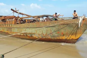 Một tàu sắt 'lạ' dạt vào bờ biển Quảng Nam