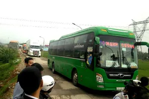 Dân kéo ra đường phản đối ô tô làm hư QL ở Quảng Nam