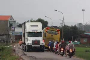 Quốc lộ 40B quá tải, nát bươm vì cao tốc