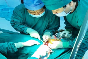 Cứu sống người đàn ông nghi tự cứa cổ