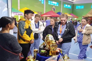 Du khách Mỹ mê mẩn sâm Ngọc Linh