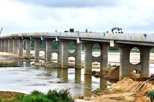 Hợp long cầu Thạch Bích bắc qua sông Trà Khúc