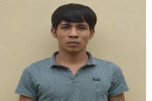 Thọ 'ba chia' vác dao chặt xe công an