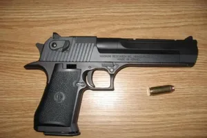 Một công an tử vong khi lau súng