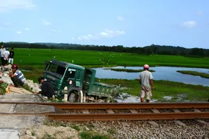 Tàu hỏa tông xe tải văng xuống ruộng, tài xế tử vong