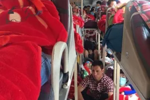 Tài xế xe khách giật giấy tờ từ CSGT rồi bỏ chạy