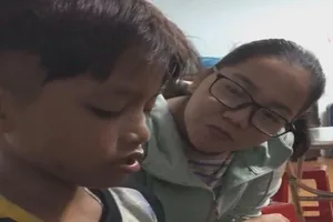 Bé trai chạy xe máy 300 km bị lạc đã về đến nhà