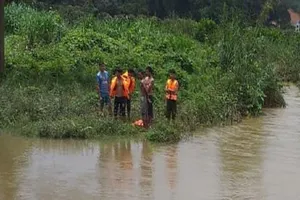 Ba thanh niên bơi qua sông, một người bị mất tích