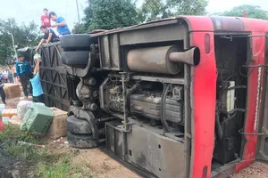 Lật xe khách, ba người bị thương