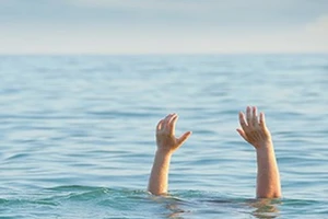 2 anh em 6 và 7 tuổi chết đuối dưới ao