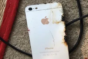 Nổ iPhone khi cắm sạc pin, một người làm thuê tử vong