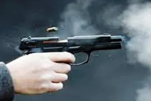 Đang ở quán cà phê, một thanh niên bị bắn vào cổ